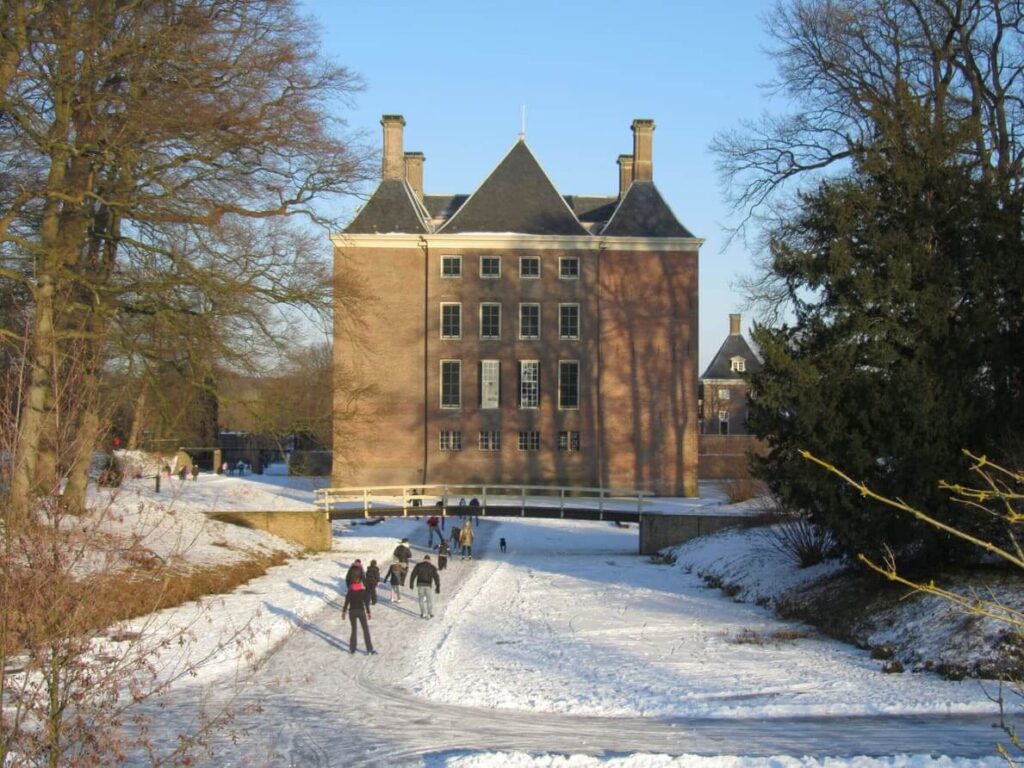 Kasteel Amerongen in de winter. Op de grachten wordt geschaatst