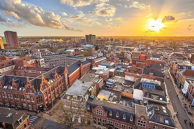 De zon gaat onder in de gemeente Groningen (luchtfoto)